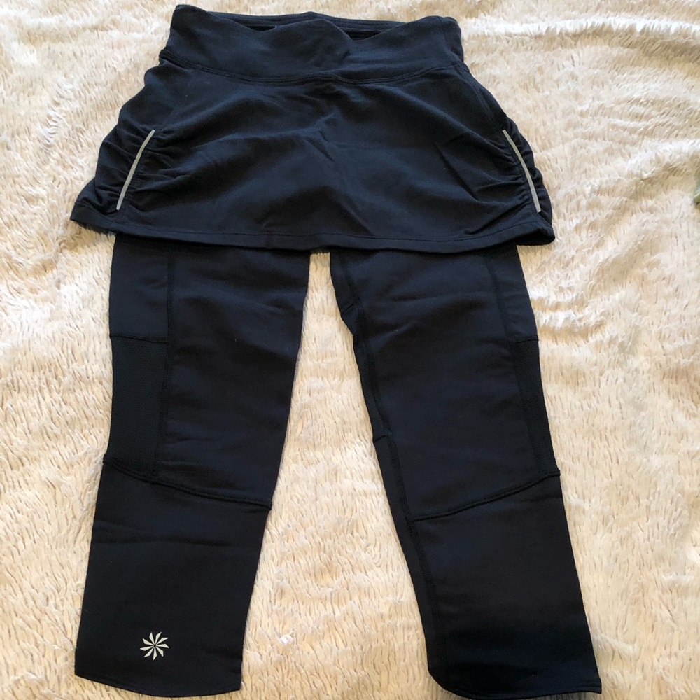 Athleta cropped  work out legging with shirt.